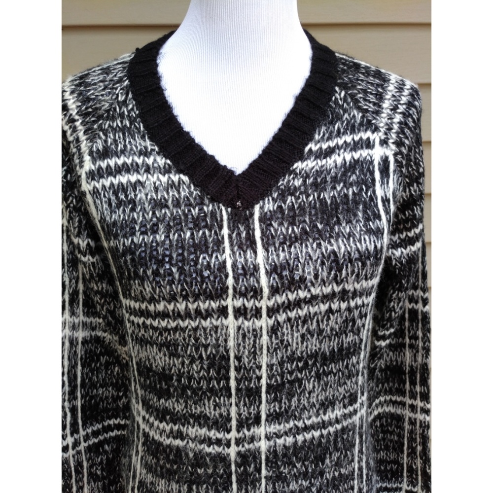 RESERVED.  Black Plaid Sweater White - Picture 3 of 7